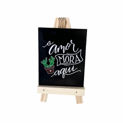 Enfeite Madeira Pinus Cavalete - O Amor Mora Aqui