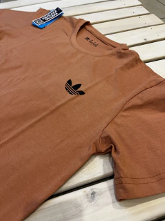 Remera Adidas ‘Basic’ con estampa - comprar online
