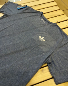 Remera Adidas ‘Basic’ con estampa