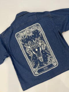 Camisa de jean boxy fit 'Arcano XIII' 13Cabras® en internet