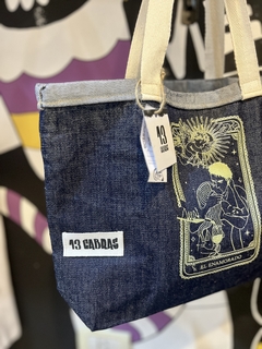 Totebag denim 13 Cabras Drop Amuleto 'El Enamorado' en internet