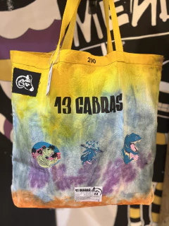Totebag batik 13 Cabras Drop Amuleto 'Dinos’ en internet