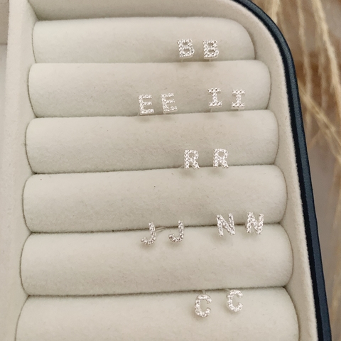 Brinco Letra Cravejado Em Prata 925