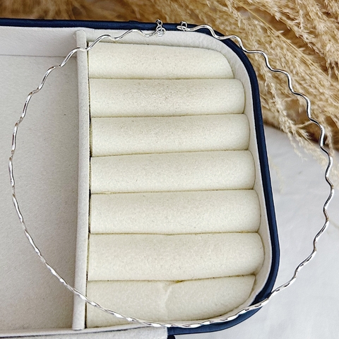 Choker Aro Ondulação Rígida e Fina Em Prata 925