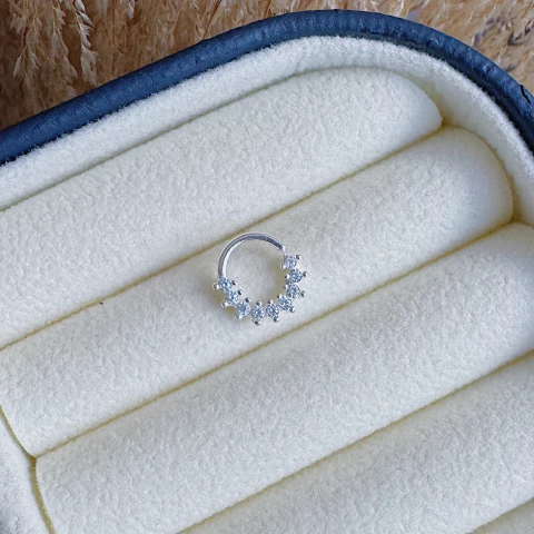 Piercing Argola Cravejado Lateral Losangos Maiores Em Prata 925 - comprar online