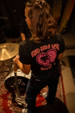 Remera KINDA love en internet