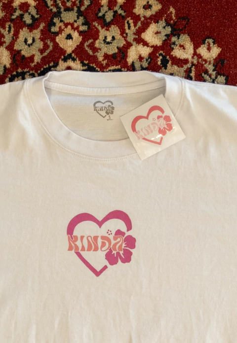 Remera KINDA love - comprar online