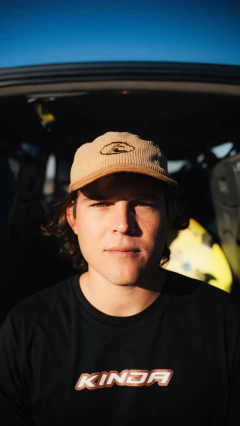 Remera snow 2000 negra - KINDA