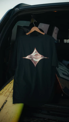 Remera snow 2000 negra