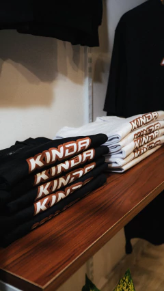 Remera snow 2000 negra en internet