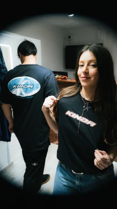 Remera snow 2000 negra - KINDA