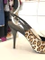 Sandália peep toe animal print em couro legítimo - loja online