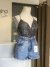 Short jeans com aplicações na internet