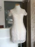 Vestido curto creme em renda na internet