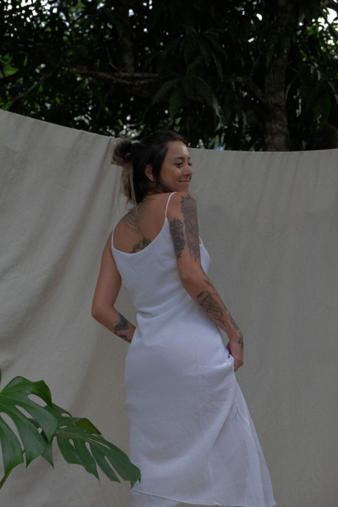 vestido branco e colar verde