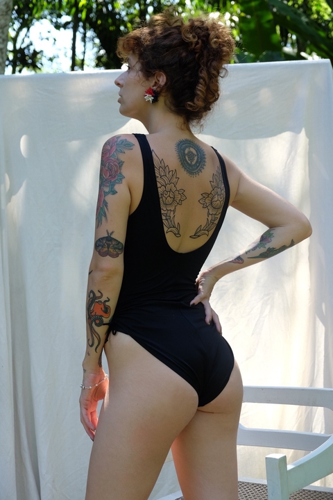 maiô preto com detalhes
