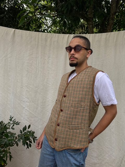 Colete xadrez e jeans vintage