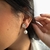Imagem do Brinco Folheado a Ouro - Trevo com strass no meio + perola