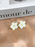 Kit 2 brincos brancos - alamanda + estrela do mar resinada na internet