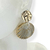 Brinco Bijuteria Dourado - Pino circulo martelado + concha GG - comprar online