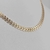 Colar choker escama de peixe com textura folheado a ouro