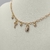 Colar choker coração, chave e cadeado pendurado na internet