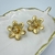 Brinco Flor Poppy com Bolinha lisa no Meio