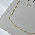 Colar choker folheado a ouro com corrente veneziana, exposto sobre uma superfície clara.