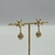 Brinco Folheado a ouro - Flor lisa + bolinha dourada com strass pendurado - Rosana Bijoux 
