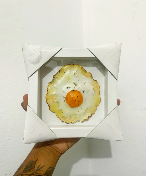 Quadro Escultura Ovo Frito X em moldura caixa