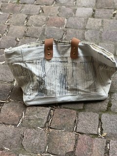 Bolso con manija de cuero