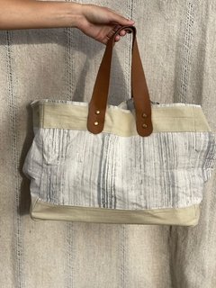 Bolso con manija de cuero
