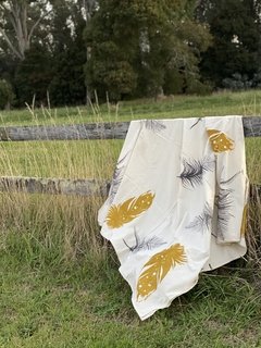 Mantel Impermeable Plumas (estampa a mano) en internet