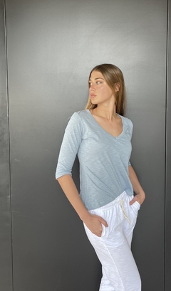 Remera cuello V 3/4 - comprar online