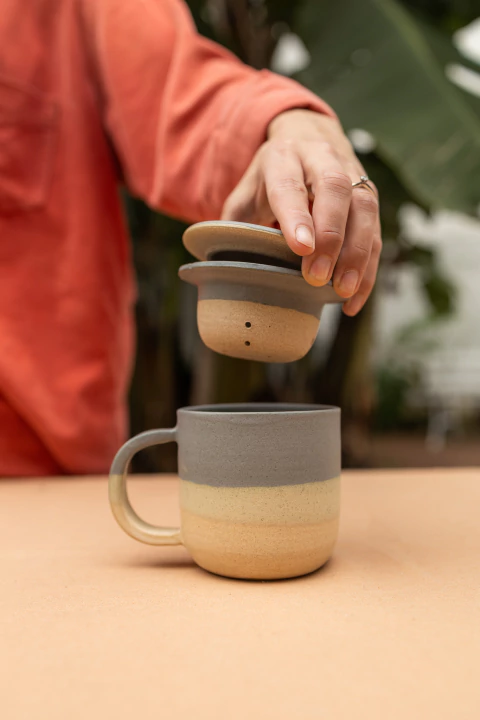 Caneca com infusor de chá - comprar online