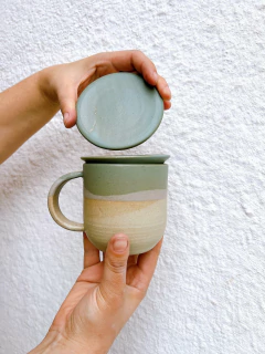 Caneca com infusor de chá na internet