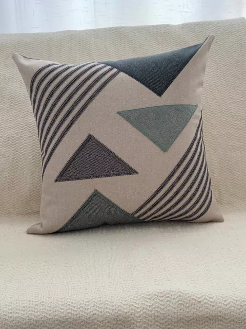 Capa de Almofada Em Linho C/Aplique Boucle Triangulos II Menta 43cm