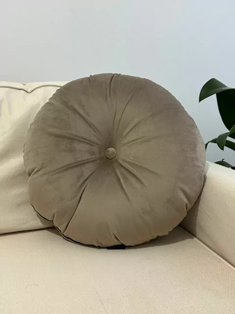 Almofada Decorativa Redonda c/ Botão Veludo Caqui 45 cm