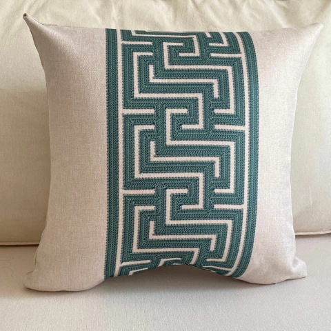 Capa de Almofada Linho Broderie Grego Verde 43cm