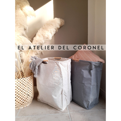 CANASTO LAUNDRY TELA Y MANIJAS MADERA - EL ATELIER DEL CORONEL