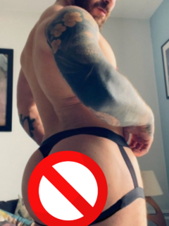 Thong com elástico na perna na internet