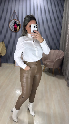 Calça resinada botões na internet