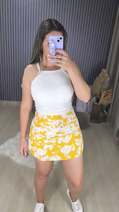 SHORTS SAIA LINHO FUNDO AMARELO