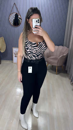 Calça jeans preta com cinto