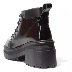 Borcego con cordones en negro charol taco bajo - comprar online