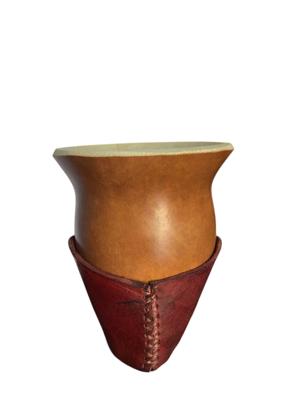 Mate de calabaza cruda con posamate en cuero rustico