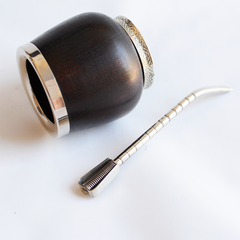 Mate de madera de algarrobo con pie y virola de alpaca guarda pampa con bombilla de alpaca desarmable - comprar online
