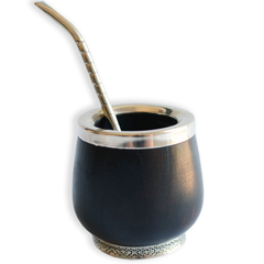 Mate de madera de algarrobo con pie y virola de alpaca guarda pampa con bombilla de alpaca desarmable