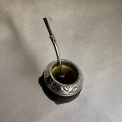 Bombilla de alpaca con estribo y dijes - Matucha