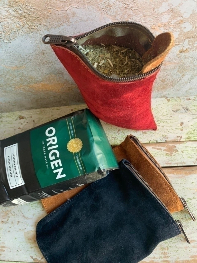 Yerbera con cierre de cuero gamuzado